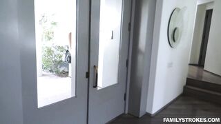 Жена наблюдает, как муж ебет молодую блондинку