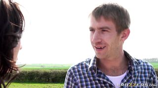 Мужик ебет сочную красотку на стоге сена