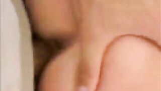 Сочная любительница делает минет и красиво ебется