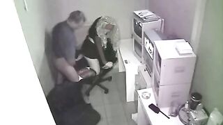 Скрытая камера засняла секс на рабочем месте