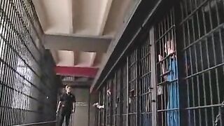 Медсестра отдалась уголовникам в камере