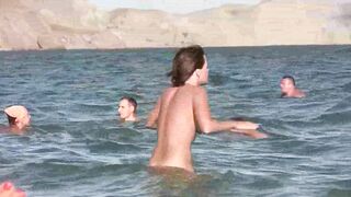 Голая зрелая на пляже