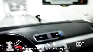 Сосет парню за рулем в авто