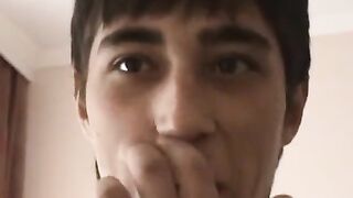 Молодой парень учится делать куни на подруге