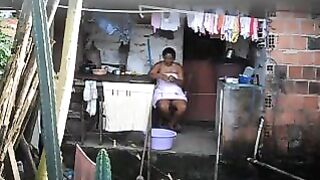 Негритянка не знает о скрытой камере