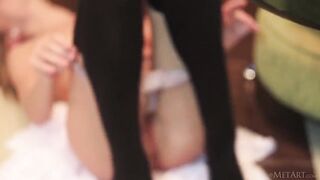 Очень красивая девушка раздевается