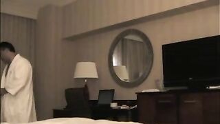 Привел шлюху в отель и начал ее раздевать подготавливая к сексу