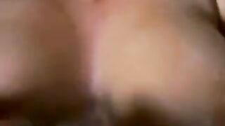 Молоденькую белую девушку с большой грудью трахает негр