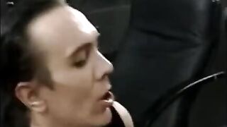 Рука с членом одновременно трахают девку