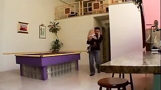 Жена с закрытыми глазами сосет пенис