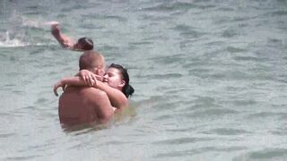 Голая загорает на пляже