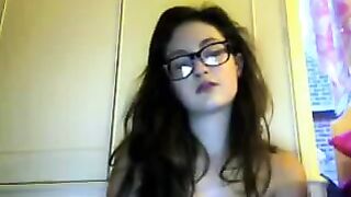 Студентка в очках раздевается в видео чате