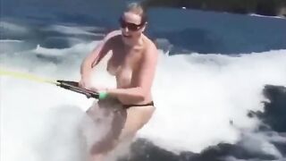 Девушка катается на водных лыжах топлес