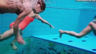 Скрытой камерой заснял голых девушек в бассейне