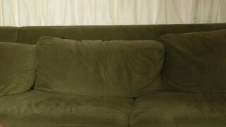 Массажистка в нижнем белье обслуживает клиента