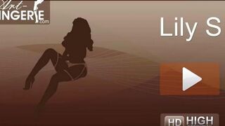 Азиатка в сексуальном белье позирует на природе