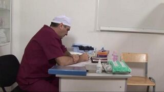 Доктор вставил пациентке расширитель в пизду