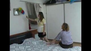 Трахнул уборщицу в отеле, поставив ее раком и стянув трусы