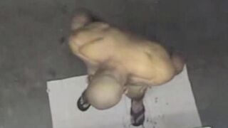 Скрытая камера в душе показала голого мужика