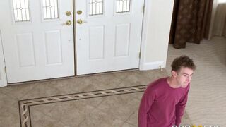 Встретила парня в спальне в полной готовности к сексу