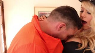 Беглый преступник трахнул красивую полицейскую