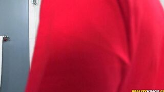 Мужик жестко долбит красотку в душе