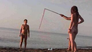 Голые играют на пляже