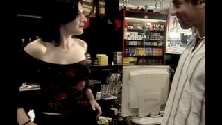 Быстрый секс с продавщицей за прилавком