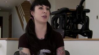 Ласкает языком