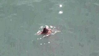 Голая пара на море