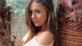 Молодая русская красотка исполняет стриптиз