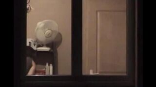 Любуется на себя в зеркалом стоя перед ним полностью голой