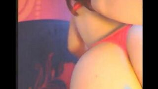 Девушка трахает себя вибраторами во все дырки