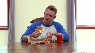 Муж смотрит как жена трахает себя огурцом