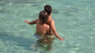 Девушка дрочит парню на море под водой