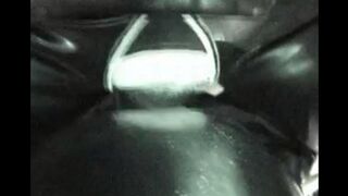 Муж с женой развлекаются в латексных костюмах