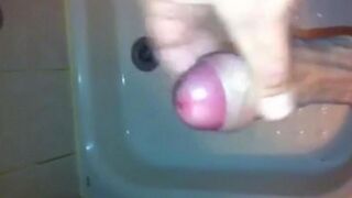 Пацан стоит в душе и дрочит пенис рукой добывая кончу