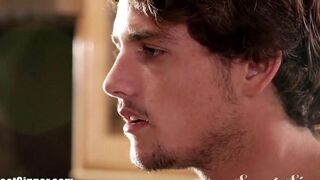 Брюнетка отсосала на кровати