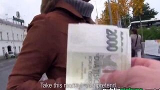 Блондинка трахается за деньги на новый диван