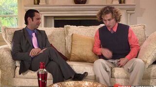 Кортни Тейлор заглатывает хуй по самые яйца