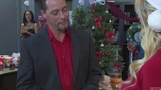 Лесбияночки уединились для секса на новогодней вечеринке