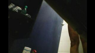 В душе стоит скрытая камера и снимает выбритую киску девушки