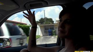 Худышка ебется с пикапером в машине