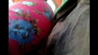 Трется стояком о женщин в автобусе