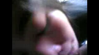 Китаянка бережливо берет хуй в рот