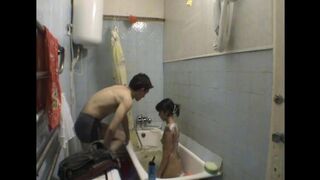 Сестра и брат совершают инцест в ванной