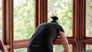 Вьетнамка со страпоном трахнула деву на кухне