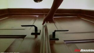 Трахает дочь