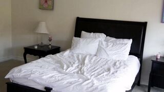 Нежный секс двух блондинок в спальне