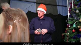 Старики толпой трахнули красивую снегурочку с большой грудью